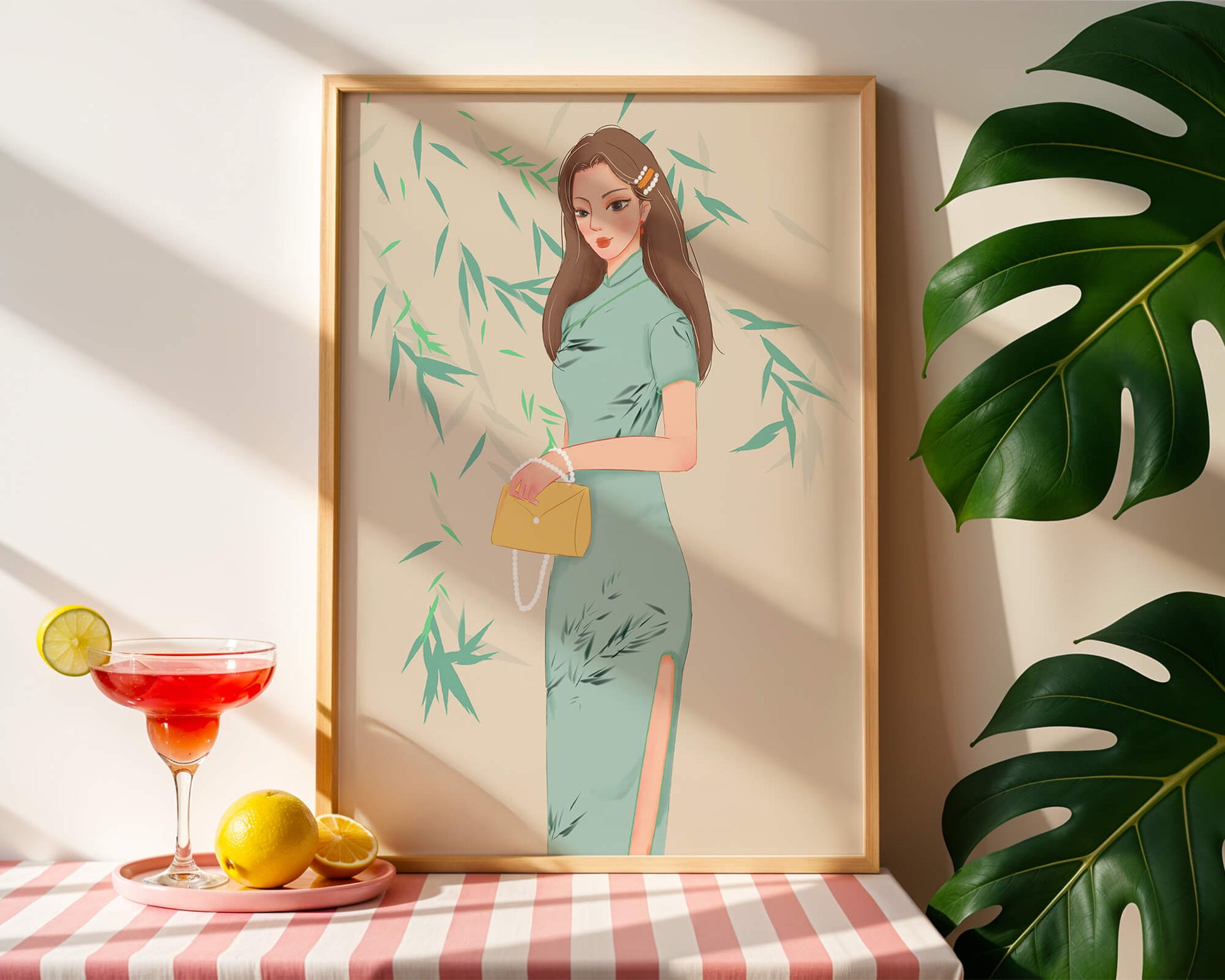 Mujer elegante con vestimenta tradicional sosteniendo un bolso amarillo con fondo de bambú