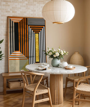 Arte abstracto geométrico con rayas y elemento dorado en naranja, negro y blanco