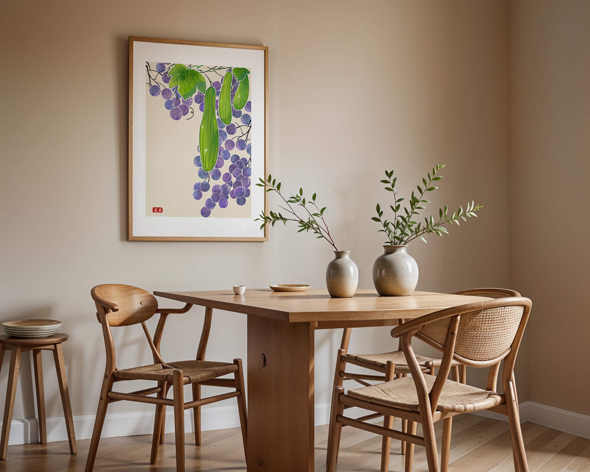 Ilustración de uvas y pepino con colores vibrantes y hojas
