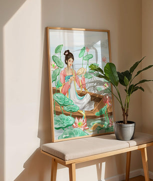 Femme élégante en tenue traditionnelle assise dans une barque parmi des fleurs de lotus