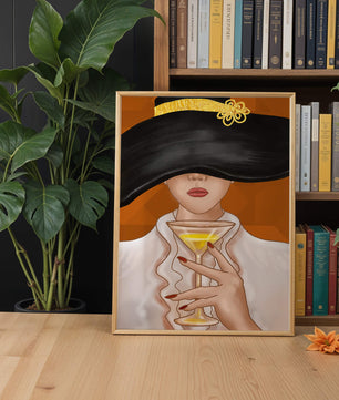 Femme avec un chapeau noir orné d’une touche dorée tenant un verre à cocktail