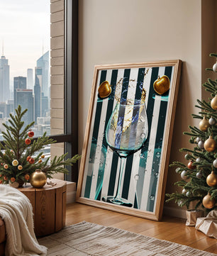 Elegante copa de champán con manzanas doradas y fondo a rayas