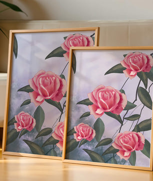 Hermosas rosas rosadas con exuberantes hojas verdes sobre un fondo suave