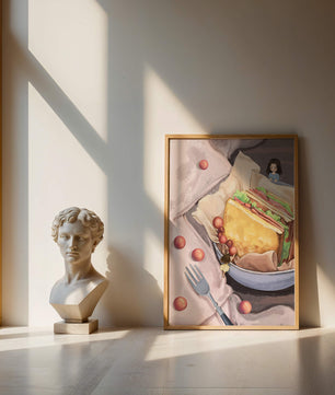 Niñas miniatura caprichosas cerca de un sándwich con tomates y tenedor