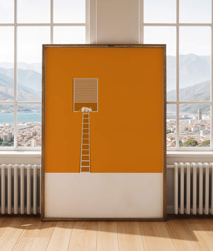 Katze schläft auf erhöhter Plattform vor orangefarbenem Hintergrund