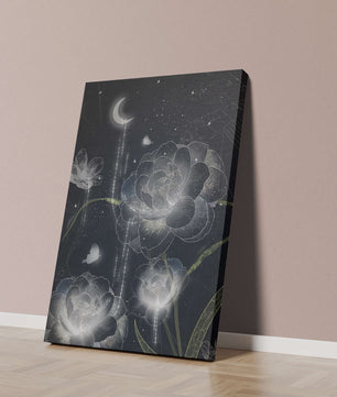 Fleur nocturne avec floraisons au clair de lune et papillon illuminé