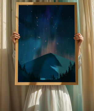 Paisaje montañoso sereno con auroras boreales y bosque oscuro