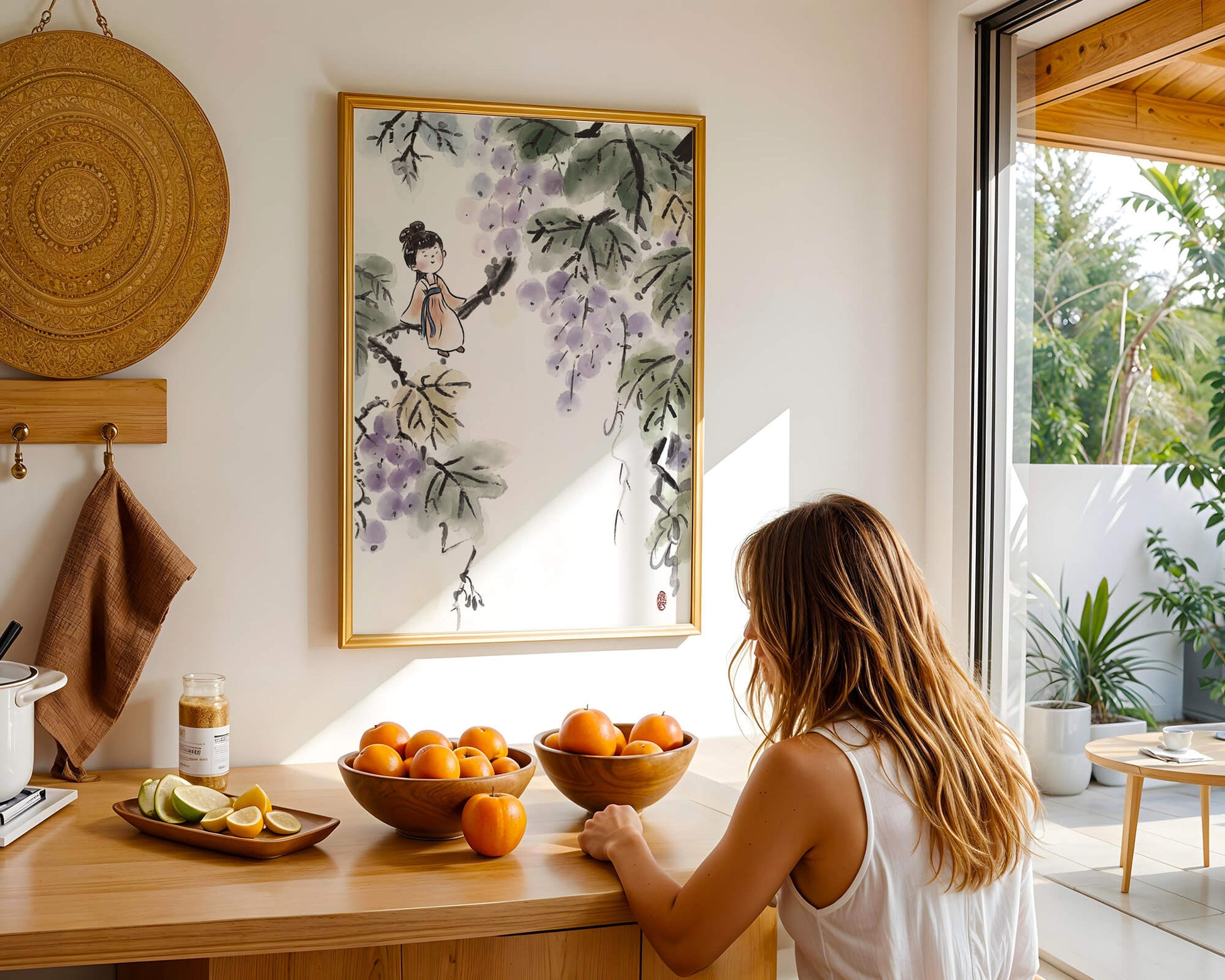 Una chica caprichosa sentada en una rama con bayas moradas y hojas verdes en estilo acuarela