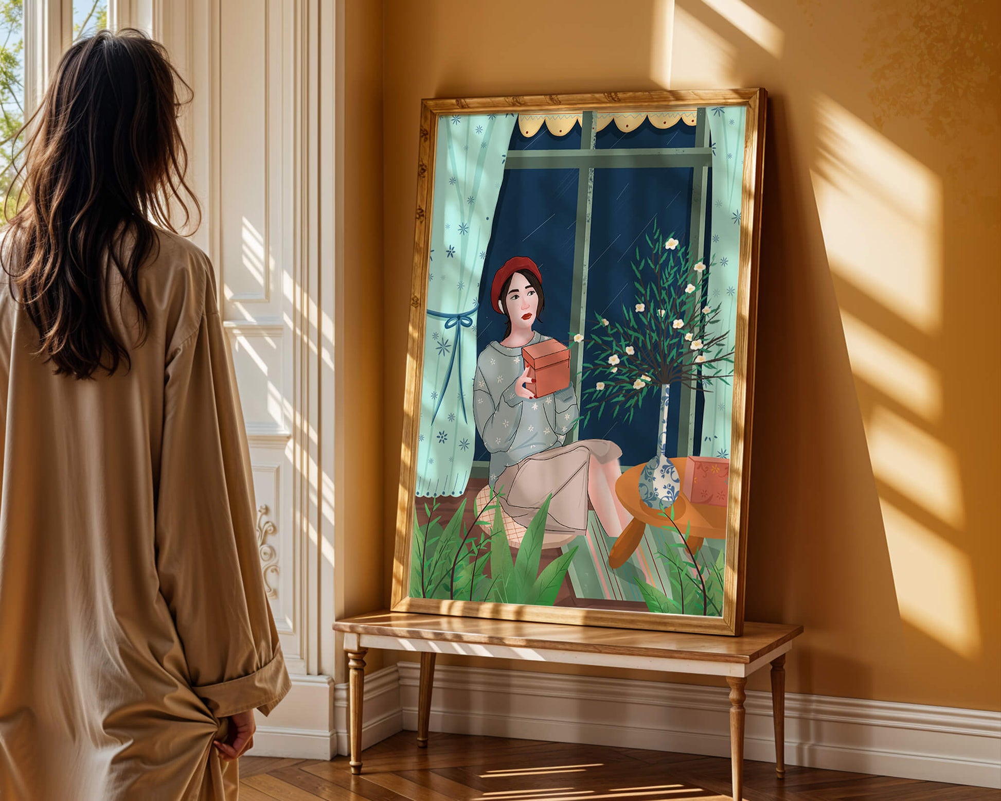 Mujer sosteniendo una caja de regalo en un interior acogedor con flores y ventana lluviosa