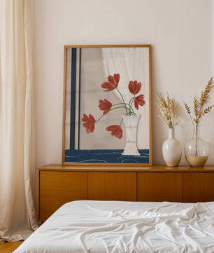 Flores rojas delicadas en un jarrón con interior de elegante cortina