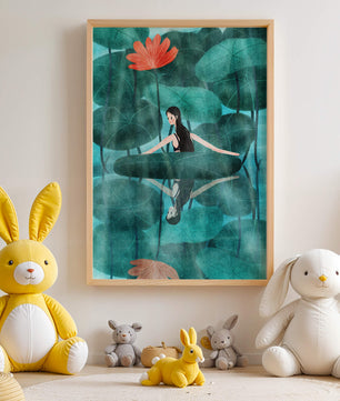 Femme réfléchissant parmi des feuilles de lotus et des fleurs avec une image miroir