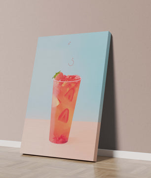 Refrescante bebida de fresa con rodajas flotantes sobre un fondo pastel
