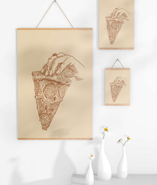 Mano sosteniendo una ilustración detallada de una porción de pizza vintage