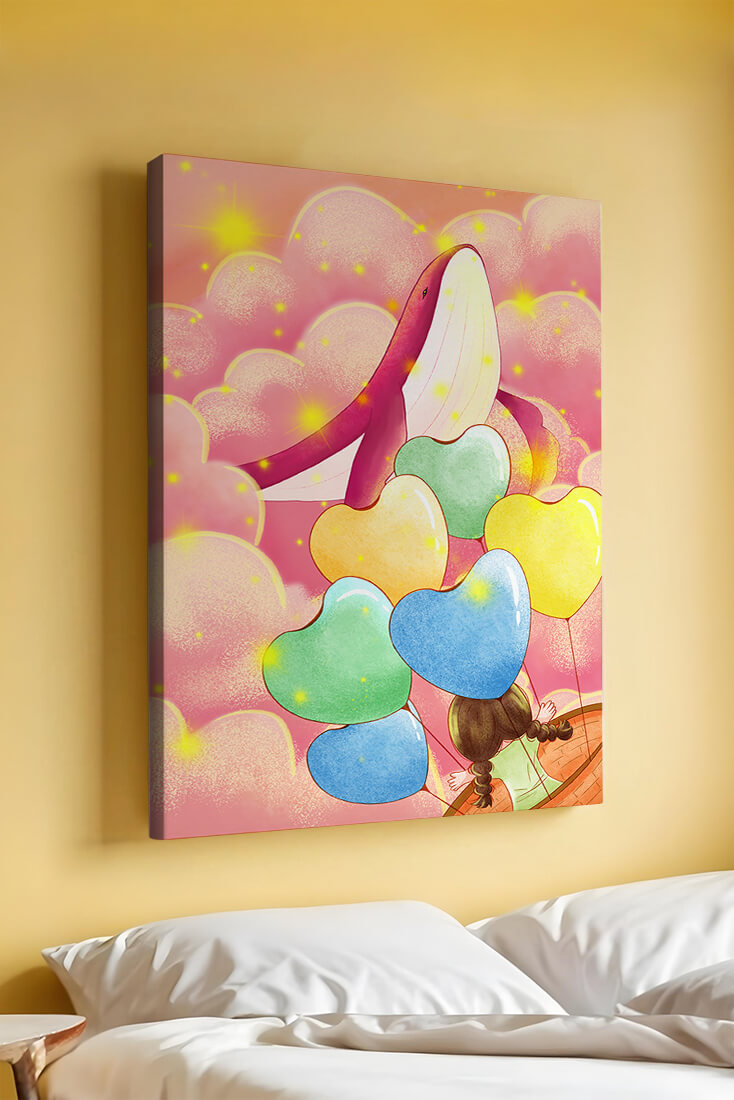Globos en forma de corazón y ballena en una escena colorida y caprichosa.
