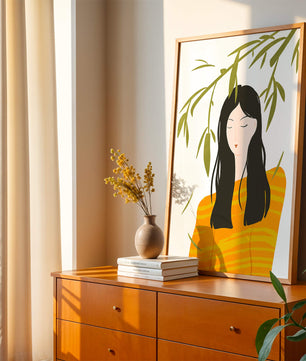 Illustration d'une femme en pull orange avec un fond de feuillage