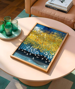 Paisaje abstracto con follaje dorado y aves voladoras
