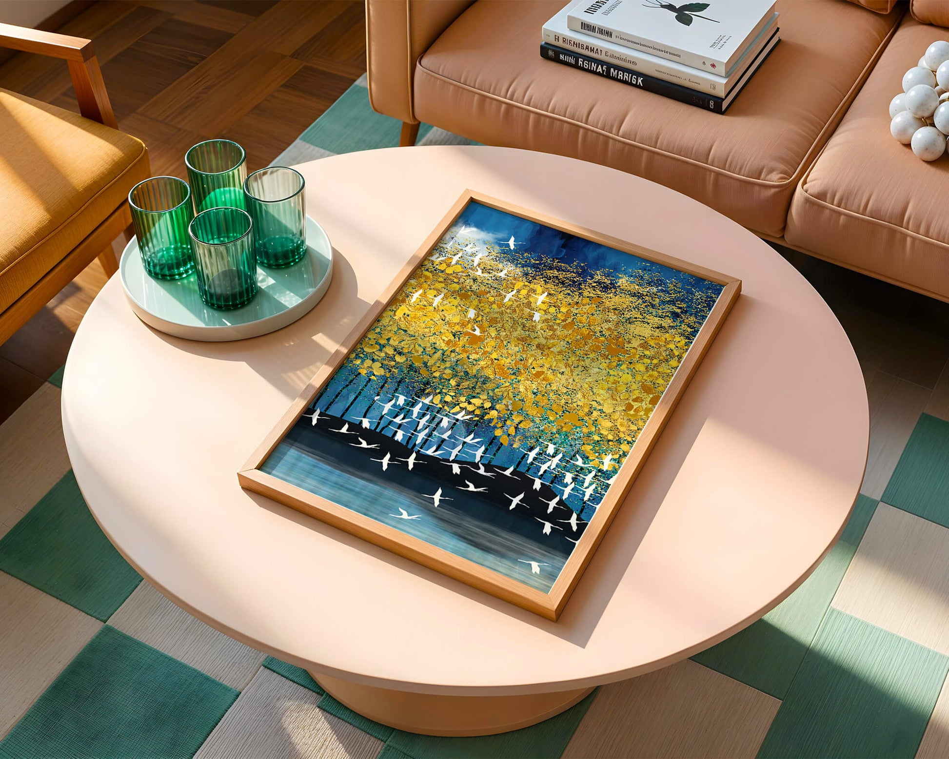 Paisaje abstracto con follaje dorado y pájaros volando