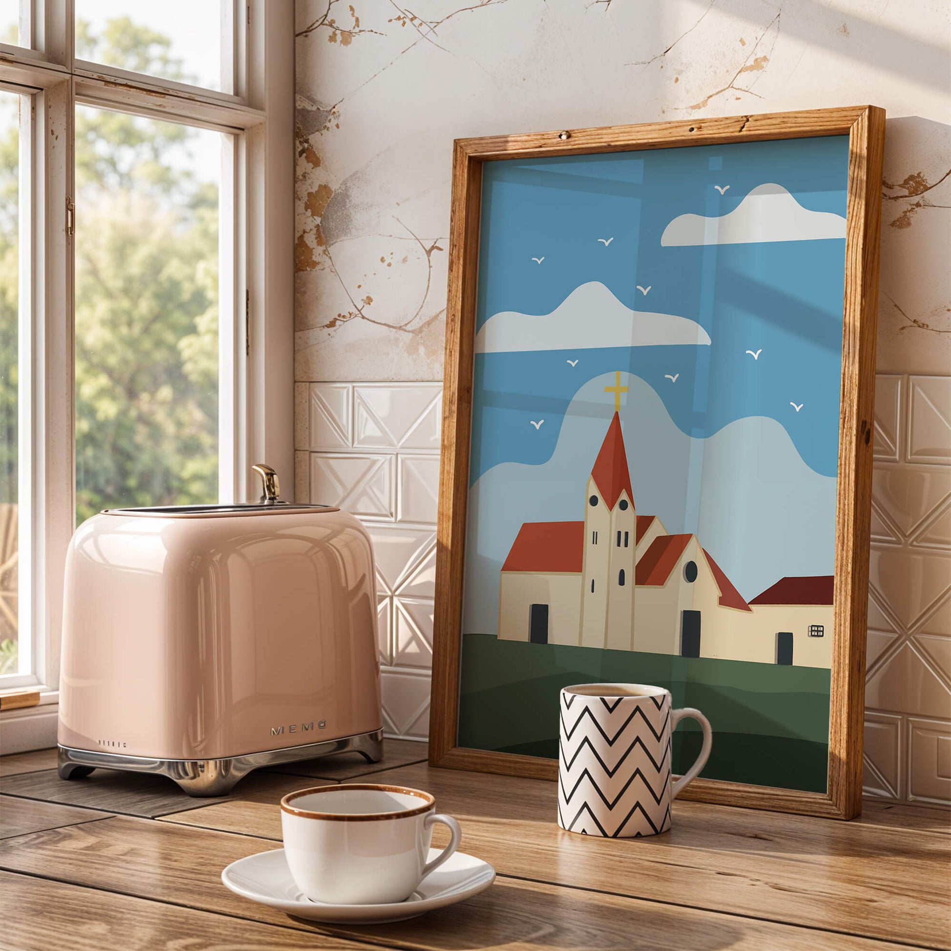 Paisaje idílico de iglesia con cruz dorada y cielo azul