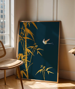 Goldener Bambus und Vogel vor tiefblauem Hintergrund