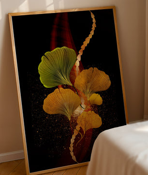 Art abstrait floral avec des feuilles de gingko dorées et un fond sombre