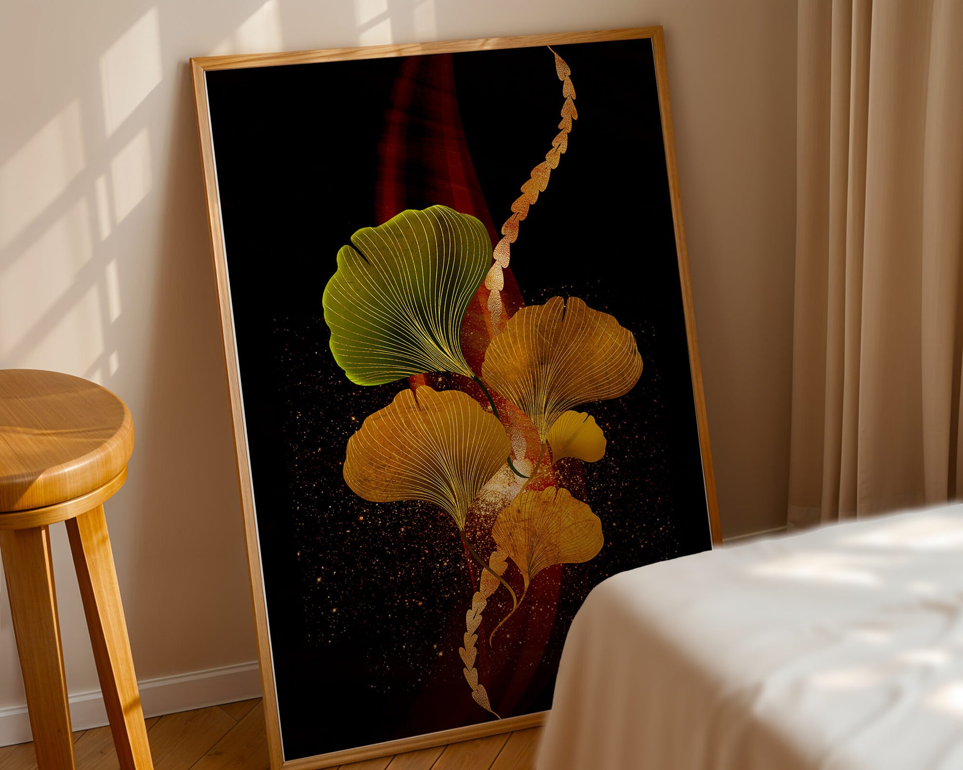 Art abstrait floral avec des feuilles de gingko dorées et un fond sombre