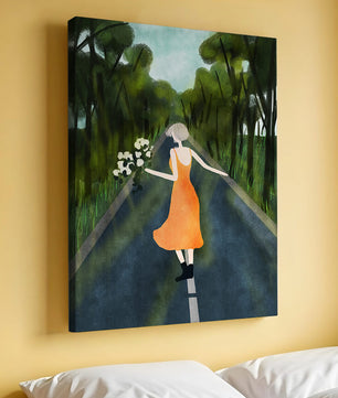 Femme en robe orange marchant sur une route avec des fleurs dans la forêt