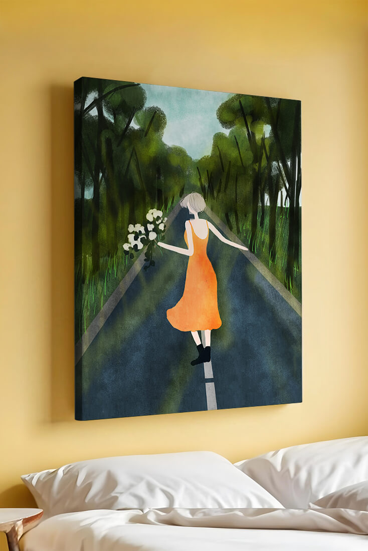 Mujer con vestido naranja caminando por una carretera con flores en el bosque