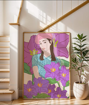 Jeune femme au béret rose avec illustration de fleurs violettes
