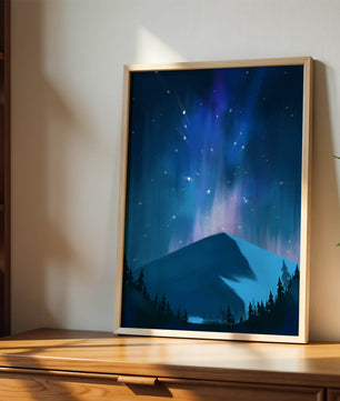 Paisaje montañoso sereno con auroras boreales y bosque oscuro