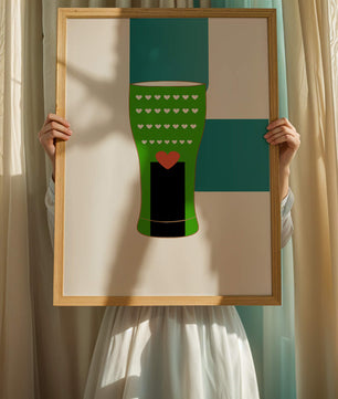 Jarrón verde con patrón de corazón y diseño minimalista