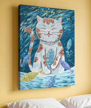 Gato caprichoso con peces coloridos y pinceladas juguetonas