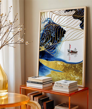 Paisaje abstracto con olas doradas y un bote solitario sobre fondo azul y blanco