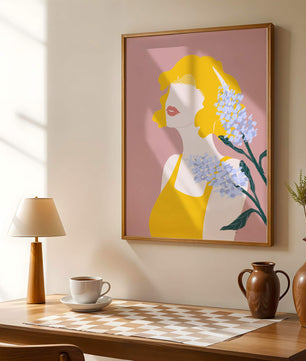 Retrato de una mujer con cabello amarillo y elementos florales sobre fondo rosa