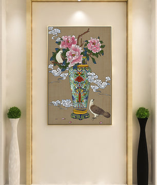 Elegante jarrón de estilo asiático con peonías y pájaros