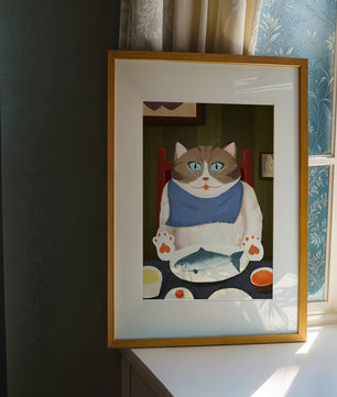 Ilustración de un gato comiendo con pescado y babero azul