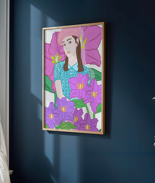 Jeune femme au béret rose avec illustration de fleurs violettes