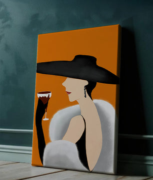 Femme élégante avec un chapeau noir et une fourrure blanche avec un verre de vin