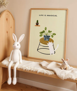 Ilustración encantadora de un gato con planta y mensaje inspirador
