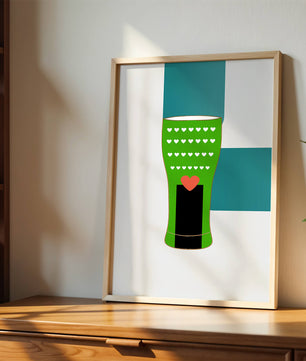 Jarrón verde con patrón de corazón y diseño minimalista