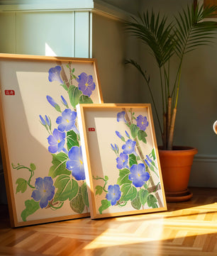 Obra floral delicada con glorias matutinas azules vibrantes