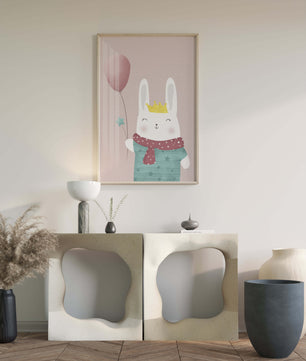 Ilustración adorable de un conejo con globo rosa y corona dorada