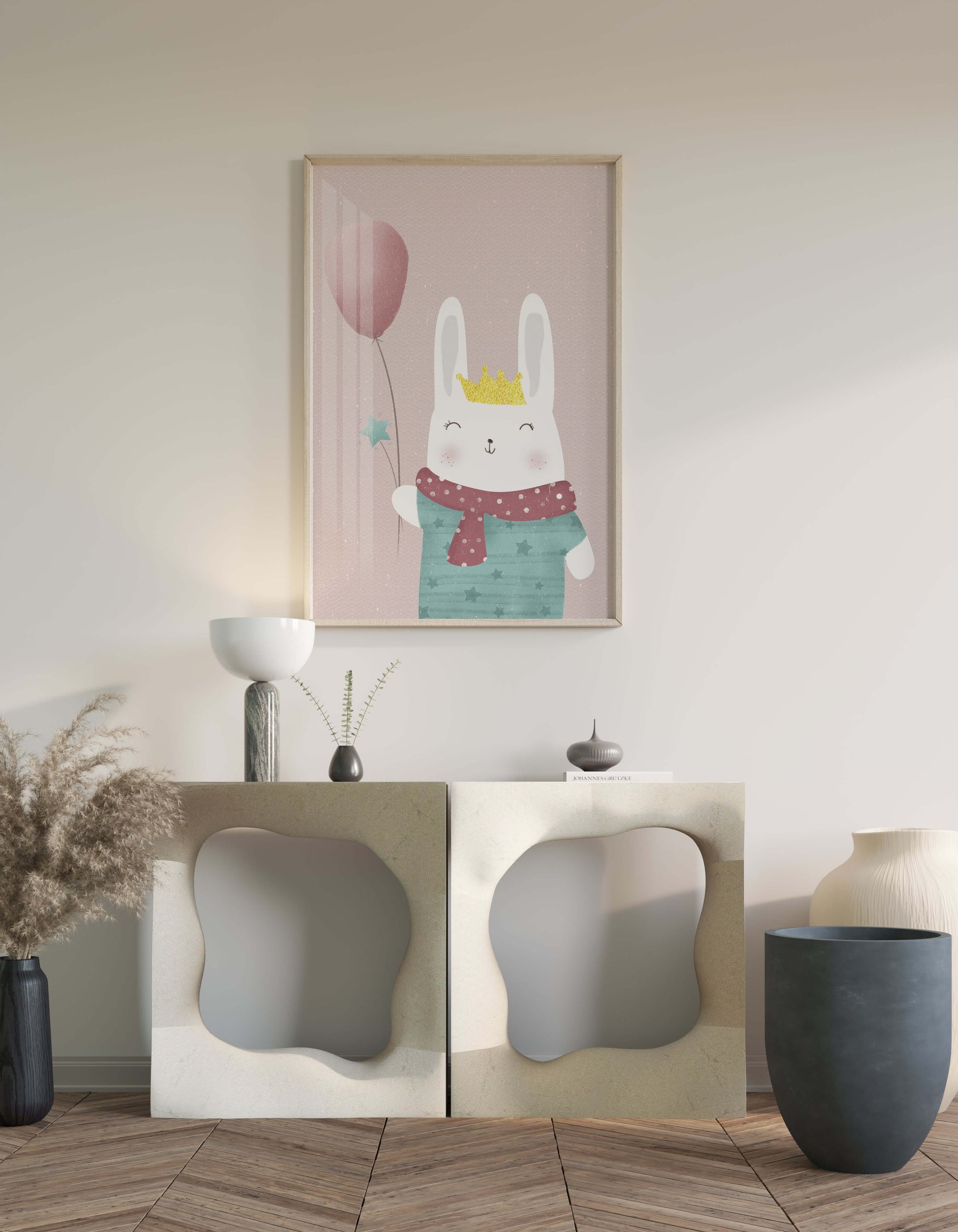 Adorable ilustración de conejito con globo rosa y corona dorada.