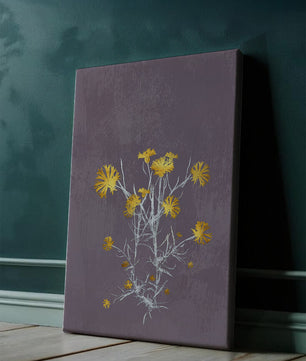 Gelbe Blumen vor einem strukturierten violetten Hintergrund