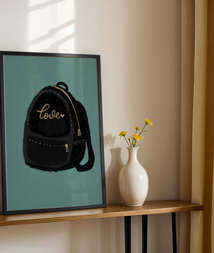 Elegante mochila negra con detalles dorados e inscripción de amor