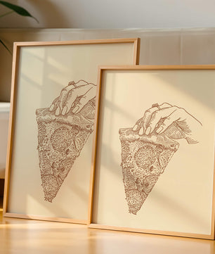 Mano sosteniendo una ilustración detallada de una porción de pizza vintage
