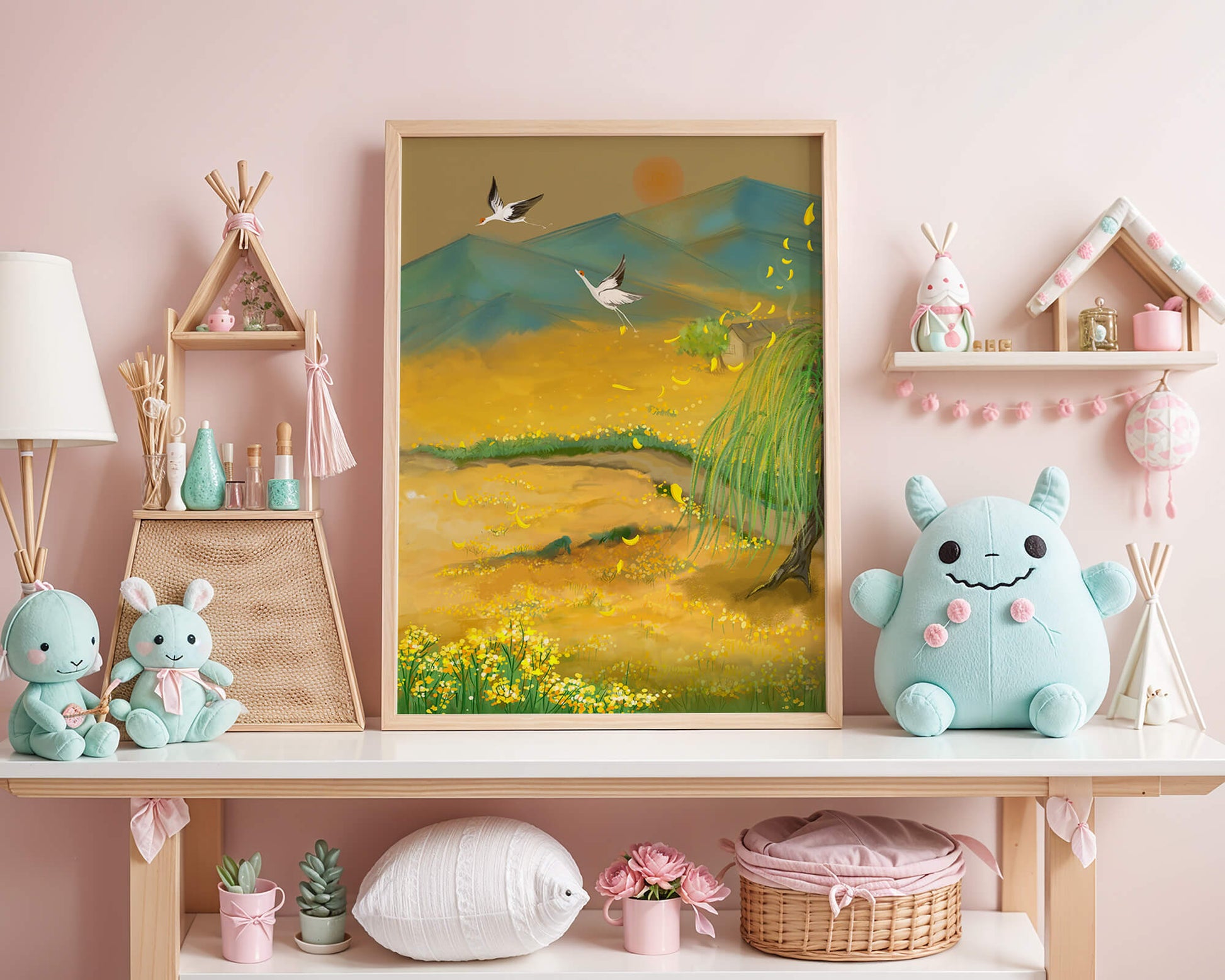 Ruhige Landschaft mit fliegenden Kranichen und goldenen Blüten