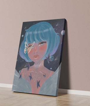 Portrait surréaliste d'une figure mystique aux cheveux bleus et aux papillons
