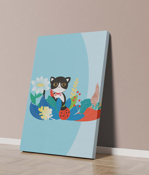 Ilustración de un gato con mariquita y flores sobre fondo azul claro