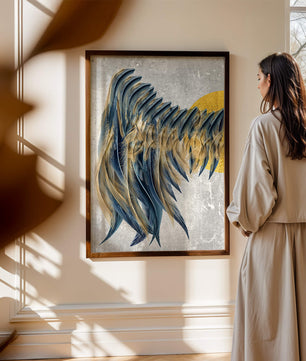 Arte de plumas abstractas con detalles dorados sobre fondo texturizado