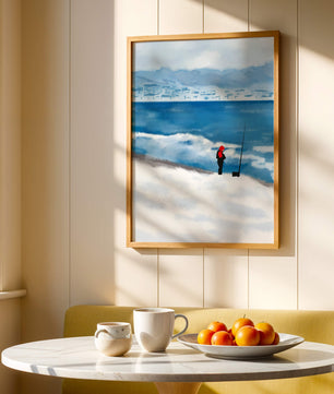 Winterlandschaft mit Person in roter Jacke am Meer